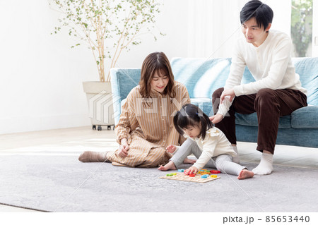 巣ごもり・お家時間を楽しむ家族 85653440