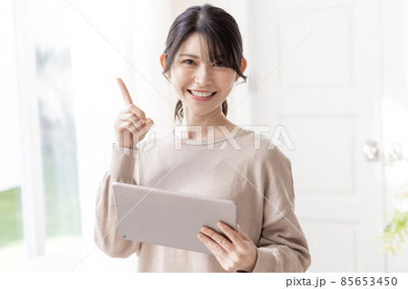 タブレットを使用する女性 タブレットを使用する女性 85653450