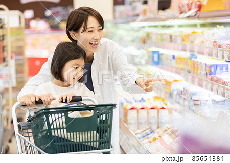 スーパーで買物をする親子 スーパーで買物をする親子 85654384