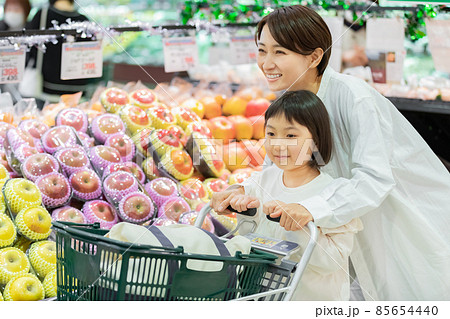 スーパーで買物をする親子 スーパーで買物をする親子 85654440