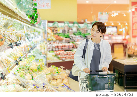 スーパーで買物をする女性 スーパーで買物をする女性 85654753
