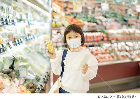 お手伝いでスーパーに買い物に来た女の子 マスク有り お手伝いでスーパーに買い物に来た女の子 マスク有り 85654897