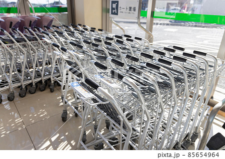 スーパーのカート 85654964