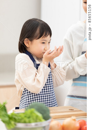 おうち時間　料理作りを楽しむ親子 85655156