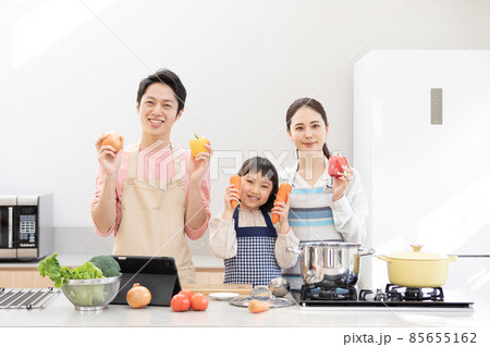 おうち時間　料理作りを楽しむ家族 85655162