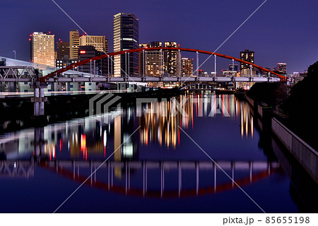京浜運河と高層ビル群　天王洲アイルの夜景 85655198