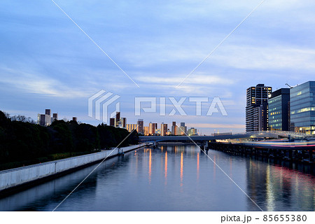 京浜運河と超高層ビル群 天王洲アイルの夕景 京浜運河と超高層ビル群 天王洲アイルの夕景 85655380