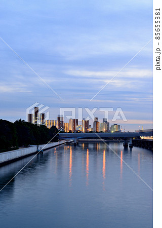 京浜運河と超高層ビル群　天王洲アイルの夕景 85655381