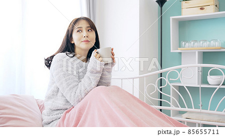パジャマでくつろぐ女性 85655711