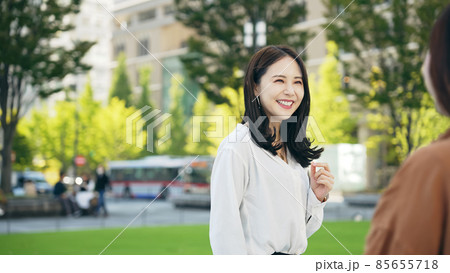 待ち合わせする女性 85655718