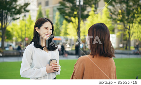 屋外で会話する女性 85655719