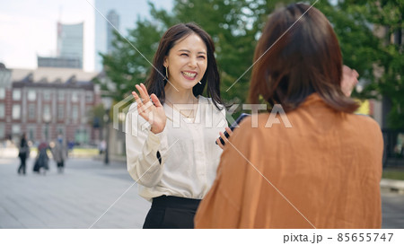 待ち合わせする女性 85655747