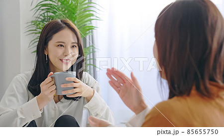 部屋で話す女性 部屋で話す女性 85655750
