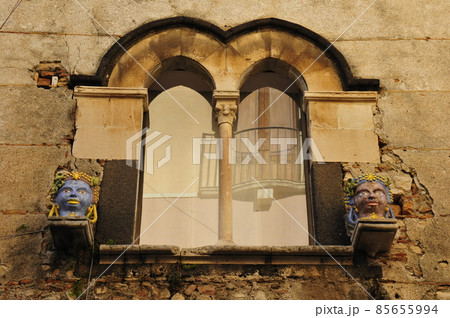 イタリア、シチリア島、タオルミーナ、旧市街の街角風景 85655994
