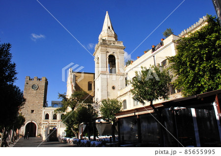 イタリア、シチリア島、タオルミーナ、4月9日広場、時計塔(メッゾ門)、サン・ジュゼッペ教会 イタリア、シチリア島、タオルミーナ、4月9日広場、時計塔(メッゾ門)、サン・ジュゼッペ教会 85655995