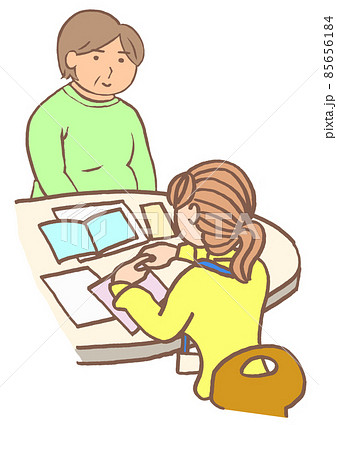 認知症　地域包括支援センターで母親の在宅介護について相談する女性 85656184