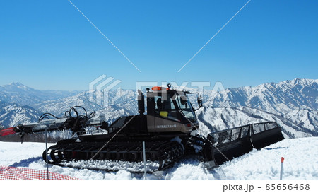 雪と青空と圧雪車 85656468