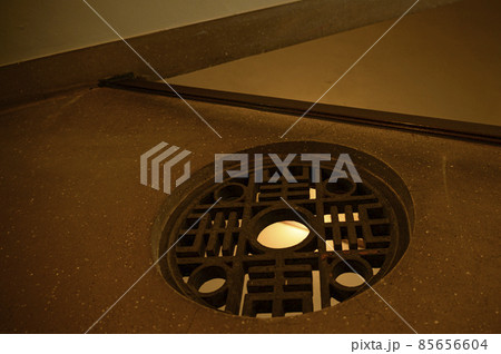 昭和レトロな小学校の階段 85656604