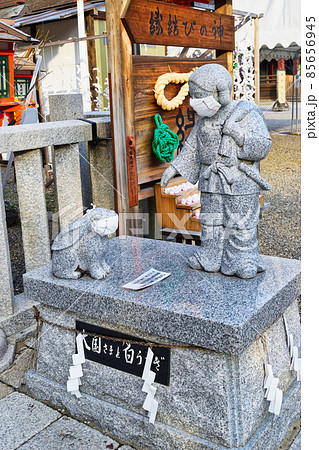 京都 八坂神社 大国主社のマスク姿の大国さまと白うさぎ像の写真素材 [85656945] - PIXTA