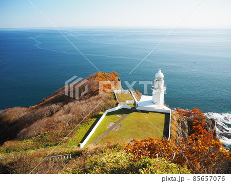 北海道の室蘭の「地球岬」の灯台 85657076