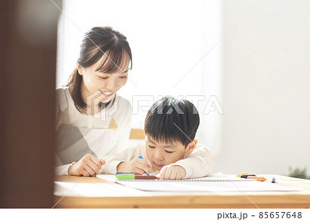 絵を描く4歳の男の子 85657648