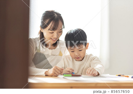 絵を描く4歳の男の子 85657650