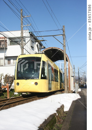 駅に到着するえちぜん鉄道ki-bo 85657886