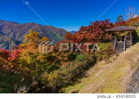 (埼玉県)紅葉に包まれた三峰神社から望む、秩父の山並み (埼玉県)紅葉に包まれた三峰神社から望む、秩父の山並み 85658020
