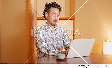 和室でリモートワークする髭男性 85660245