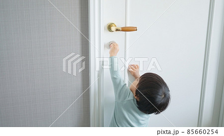 ドアを開けようとしている1歳10ヶ月の幼児 ドアを開けようとしている1歳10ヶ月の幼児 85660254