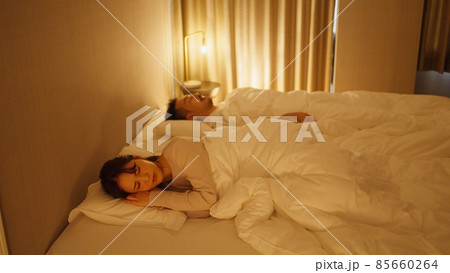 夫のいびきがうるさくて眠れない妻 夫のいびきがうるさくて眠れない妻 85660264