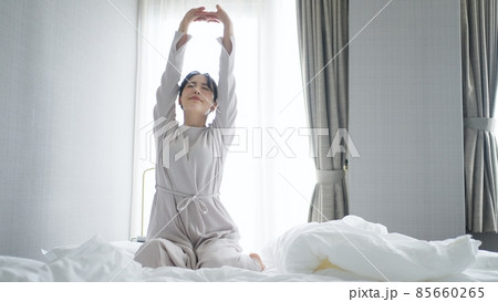 寝起きもスッキリな若い女性 85660265