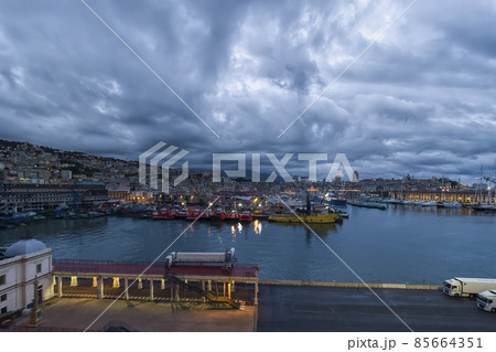 イタリア 早朝のジェノヴァ港 / Port of Genoa, Italy 85664351