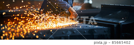 Working with special equipments for metal near sparks. 85665402