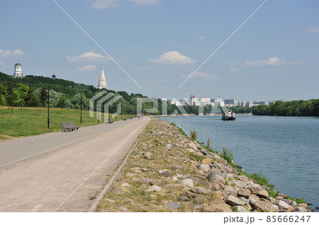 view of the embankment of the Moskva river near the Kolomenskoye Park in Moscow 85666247