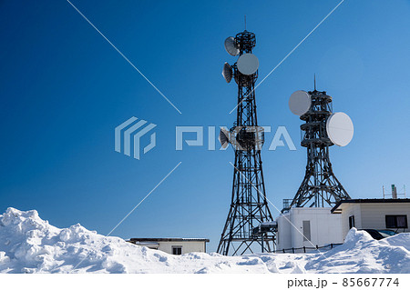 青空の山頂に立つ電波塔 青空の山頂に立つ電波塔 85667774