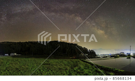 山里の春の星景　水田に流れる天の川 85668134