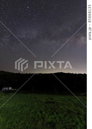 山里の春の星景 水田に流れる天の川 山里の春の星景 水田に流れる天の川 85668135