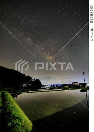 山里の春の星景　水田に流れる天の川 85668136