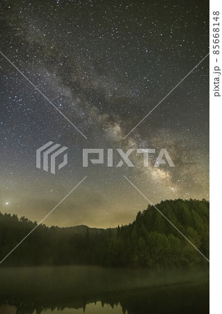 山里の春の星景　ため池の空の天の川 85668148