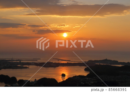 日の出　浦戸湾の島を照らす　晩秋　（高知県　高知市　鷲尾山山頂より）	 85668391