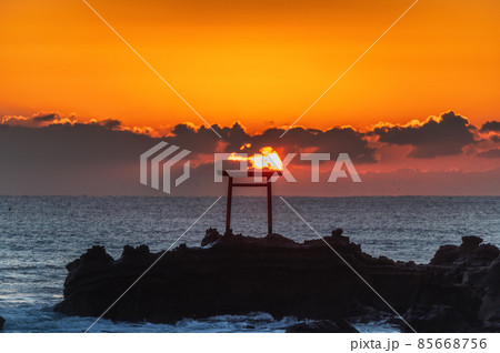 福島県いわき市　波立海岸の夜明け 85668756