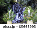 門松が飾られた美しい白糸の滝　（福岡県糸島市） 85668993