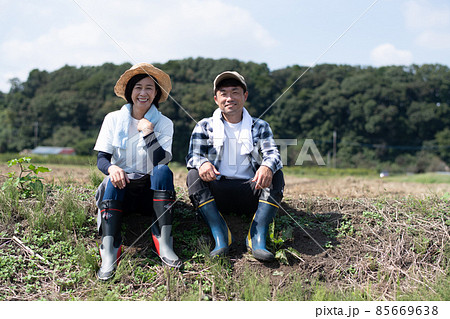 農作業をする夫婦・新規就農イメージ 85669638