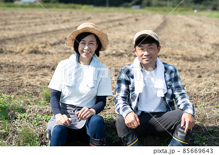 農作業をする夫婦・新規就農イメージ 85669643