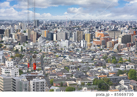 [東京・後楽園] 東京の超高層ビルの俯瞰図を見下ろすクレーンのフックブロックとワイヤーロープ。 85669730