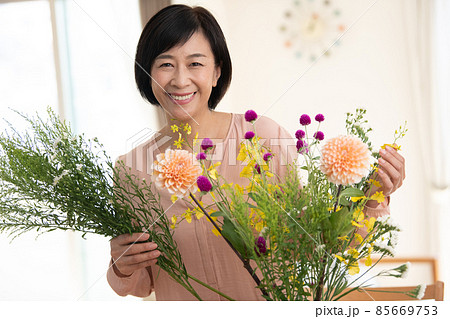 花のある生活・趣味を楽しむミドル女性 花のある生活・趣味を楽しむミドル女性 85669753