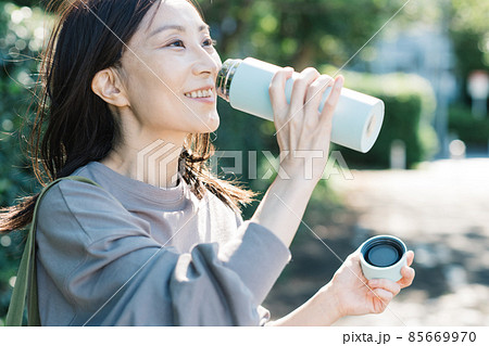 マイボトルを使う女性 マイボトルを使う女性 85669970