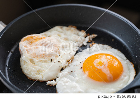 焼き方が違う目玉焼き 85669993