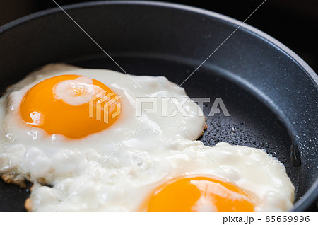 二つの目玉焼き 二つの目玉焼き 85669996